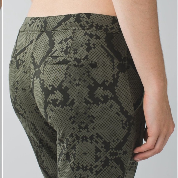 Lululemon Jet Crop (Slim) *Luxtreme Ziggy Snake Fatigue Green Gator Green Sz 6 - Picture 5 of 13